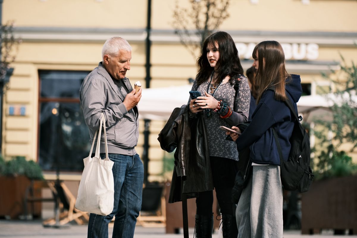Donateurwerver in gesprek op straat