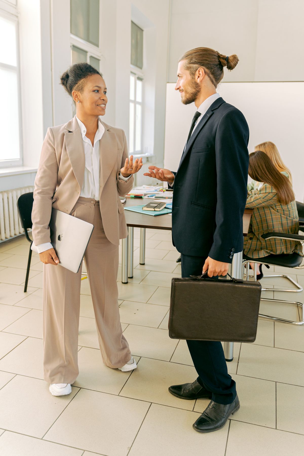 Zakelijk salesgesprek tussen twee professionals