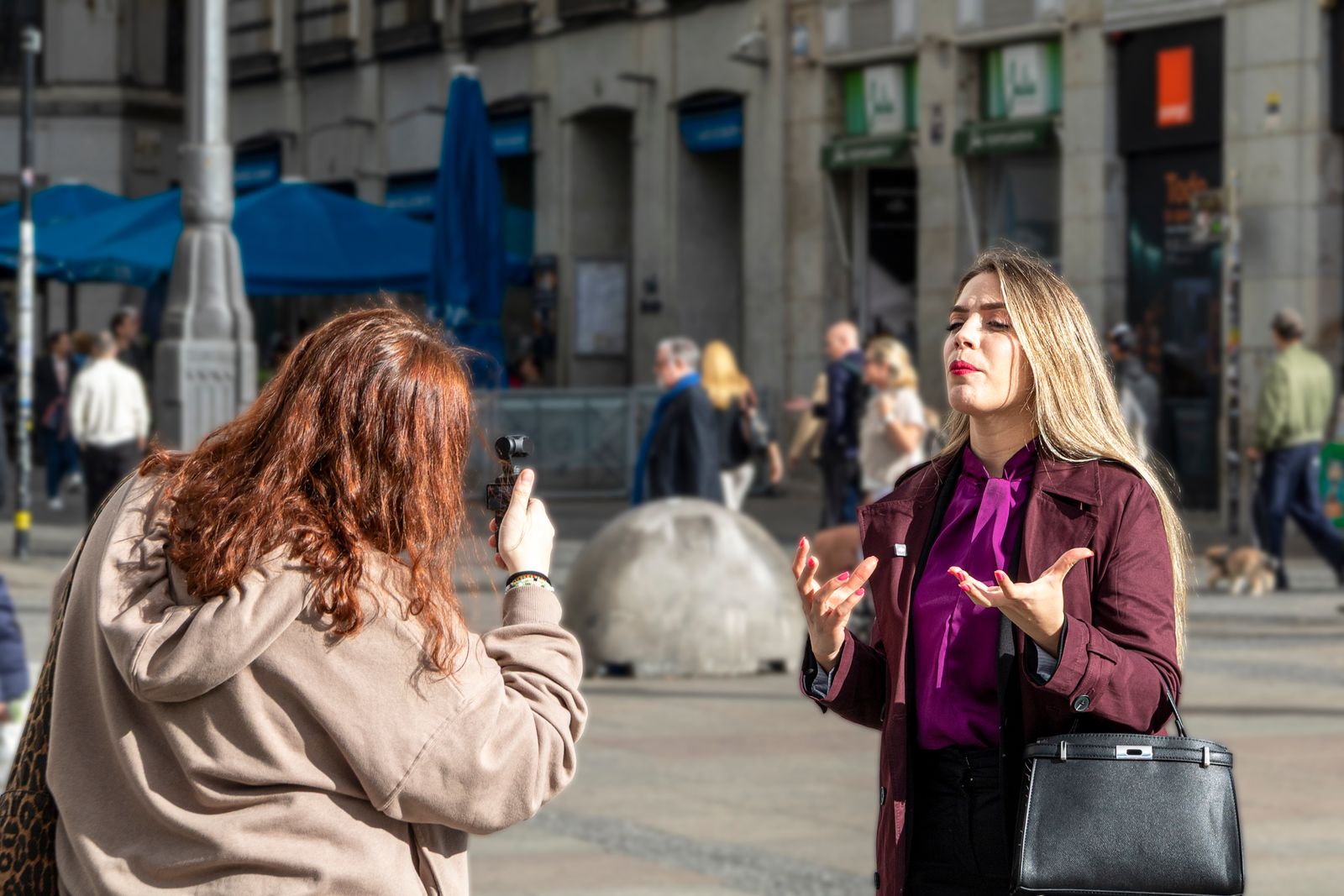 Ervaren wervers in gesprek met voorbijgangers op straat